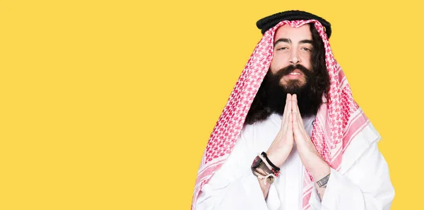 阿拉伯商人长头发 戴着传统的 Keffieh 围巾祈祷双手在一起请求原谅微笑自信 — 图库照片