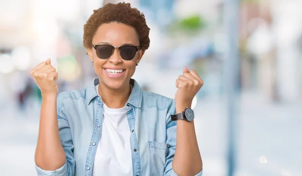 Vackra Unga Afroamerikanska Kvinnan Bär Solglasögon Över Isolerade Bakgrund Firar — Stockfoto