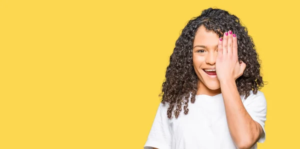 Jonge Mooie Vrouw Met Krullend Haar Dragen Witte Shirt Met — Stockfoto