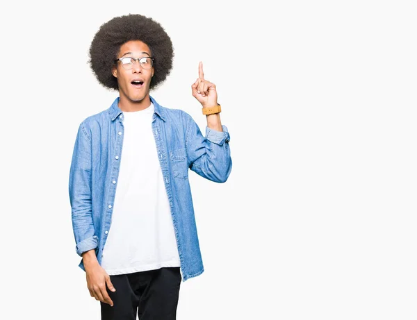 アフロ髪眼鏡をかけて成功したアイデアで指を上向きの若いアフリカ系アメリカ人 終了したと満足しています ナンバーワン — ストック写真