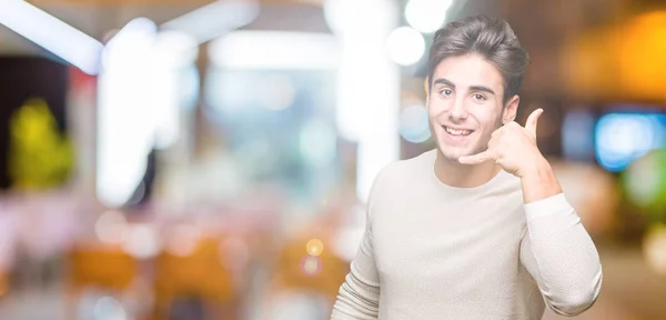 Jonge Knappe Man Geïsoleerde Achtergrond Doen Glimlachen Telefoon Gebaar Met — Stockfoto