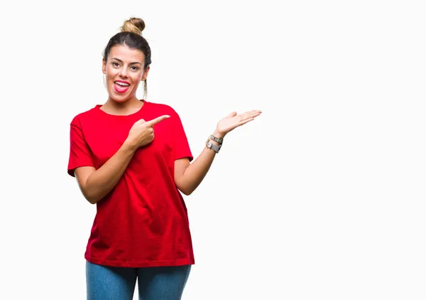 Giovane Bella Donna Sfondo Isolato Stupito Sorridente Alla Fotocamera Mentre — Foto Stock