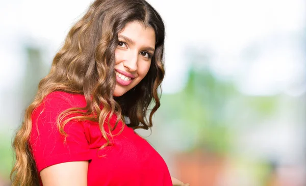 Junge Schöne Frau Trägt Legeres Shirt Einladend Lächelnd Natürlich Mit — Stockfoto