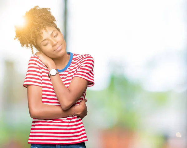 Vackra Unga Afroamerikanska Kvinnan Över Isolerade Bakgrund Kramar Sig Själv — Stockfoto