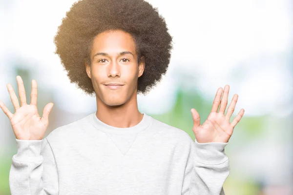 Americký Mladík Afro Vlasy Nosí Sportovní Mikina Zobrazení Ukazoval Nahoru — Stock fotografie