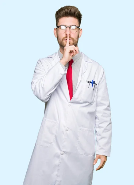 Joven Científico Guapo Con Gafas Pidiendo Silencio Con Dedo Los — Foto de Stock