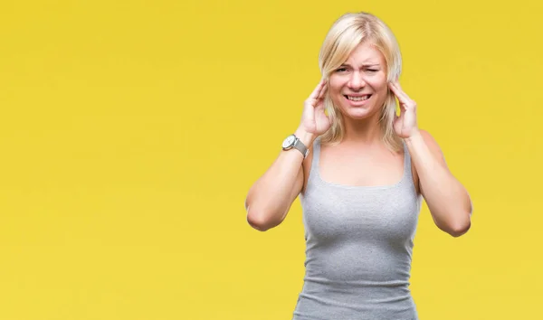 騒々しい音楽のノイズの腹式指で耳を覆う孤立した背景に若い美しいブロンドの女性 聴覚障害者の概念 — ストック写真