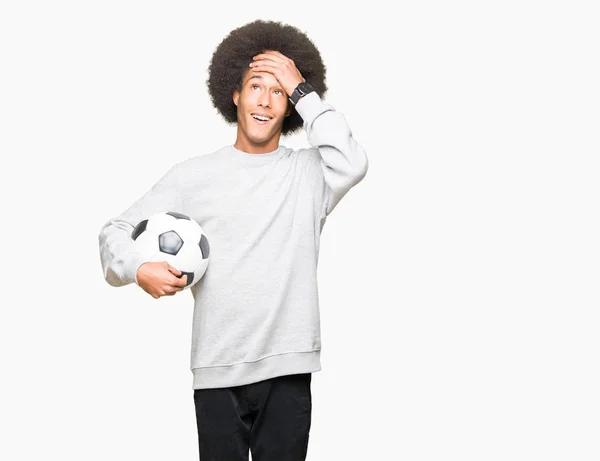 Baş Ile Vurguladı Futbol Futbol Topu Tutan Afro Saçlı Genç — Stok fotoğraf