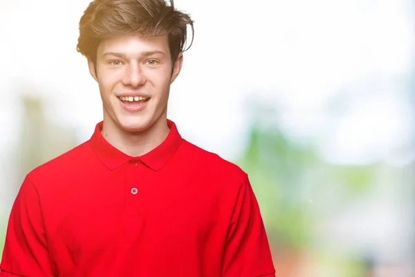 年轻的帅哥穿着红色的 在孤立的背景 脸上带着快乐和清凉的微笑 幸运的人 — 图库照片