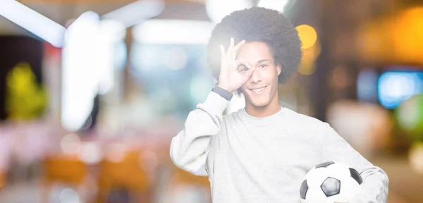 Joven Afroamericano Con Pelo Afro Sosteniendo Pelota Fútbol Con Cara —  Fotos de Stock