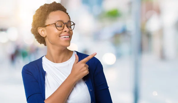 Jovem Bela Mulher Afro Americana Vestindo Óculos Sobre Fundo Isolado — Fotografia de Stock