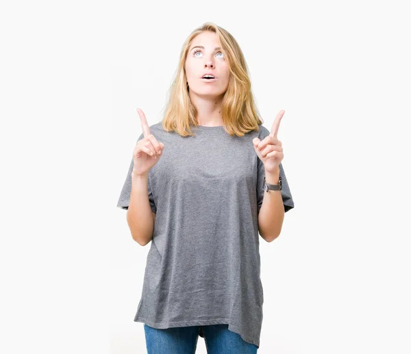 Mooie Jonge Vrouw Het Dragen Van Oversized Casual Shirt Geïsoleerde — Stockfoto