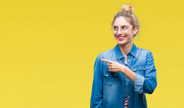 Giovane Bella Donna Bionda Con Gli Occhiali Sfondo Isolato Allegro — Foto Stock