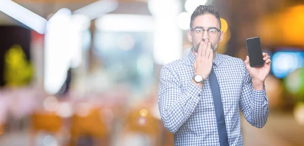 Giovane Uomo Affari Che Mostra Schermo Dello Smartphone Una Bocca — Foto Stock