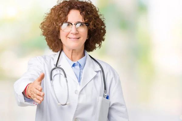 Média Ager Médico Sênior Mulher Sobre Fundo Isolado Sorrindo Amigável — Fotografia de Stock