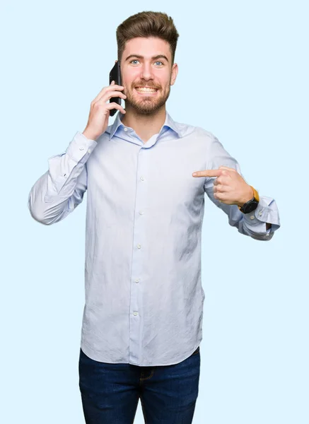 Joven Hombre Guapo Negocio Hablando Teléfono Inteligente Con Cara Sorpresa —  Fotos de Stock