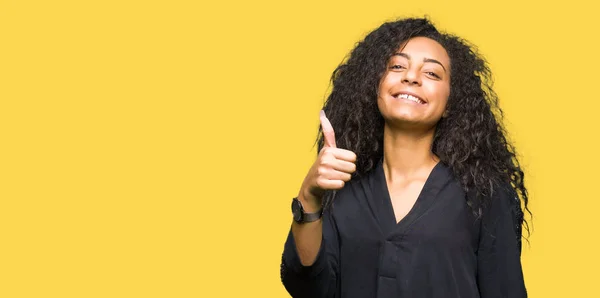 Mooi Meisje Met Krullend Haar Dragen Van Elegante Jurk Gelukkig — Stockfoto