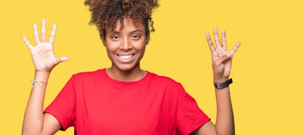 Hermosa Mujer Afroamericana Joven Sobre Fondo Aislado Mostrando Señalando Con —  Fotos de Stock