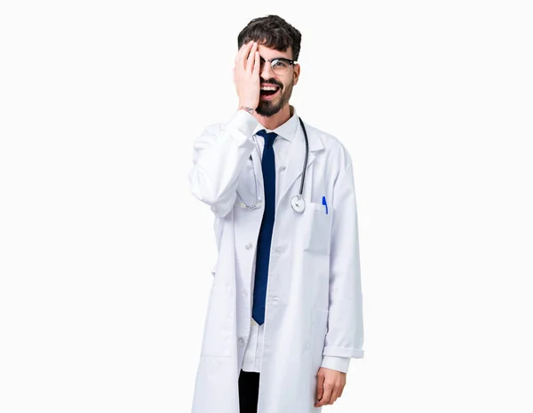 Młody Lekarz Człowiek Sobie Szpital Płaszcz Białym Tle Obejmujące Jedno — Zdjęcie stockowe