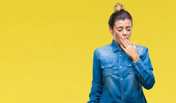 Jovem Bela Mulher Sobre Fundo Isolado Entediado Bocejo Cansado Cobrindo — Fotografia de Stock