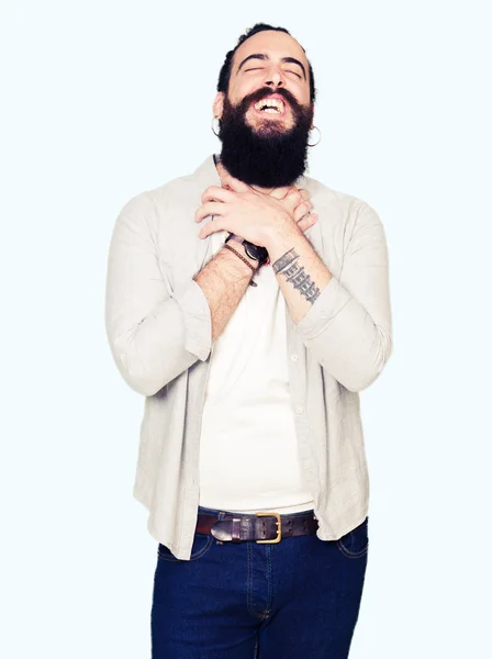 Jovem Com Cabelos Longos Barba Brincos Gritando Sufocar Porque Doloroso — Fotografia de Stock