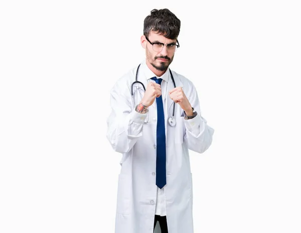 Junger Arzt Der Krankenhauskittel Über Isoliertem Hintergrund Trägt Und Bereit — Stockfoto