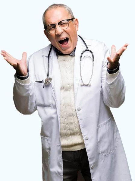 英俊的资深医生穿着医疗外套疯狂和疯狂的大喊大叫 积极的表情和手臂抬起来 挫折的概念 — 图库照片
