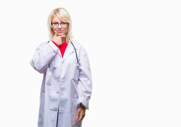 Joven Hermosa Doctora Rubia Vistiendo Uniforme Médico Sobre Fondo Aislado —  Fotos de Stock