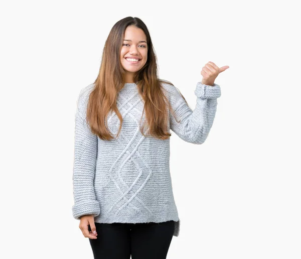 Joven Mujer Morena Hermosa Usando Suéter Sobre Fondo Aislado Sonriendo — Foto de Stock