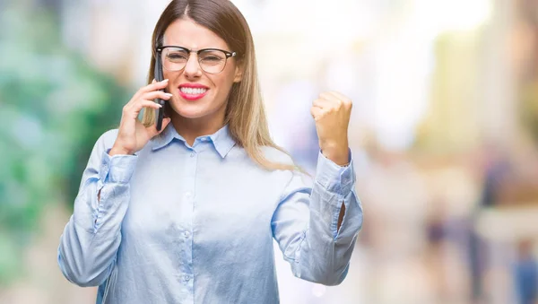 Junge Schöne Geschäftsfrau Telefoniert Mit Smartphone Über Isolierten Hintergrund Genervt — Stockfoto