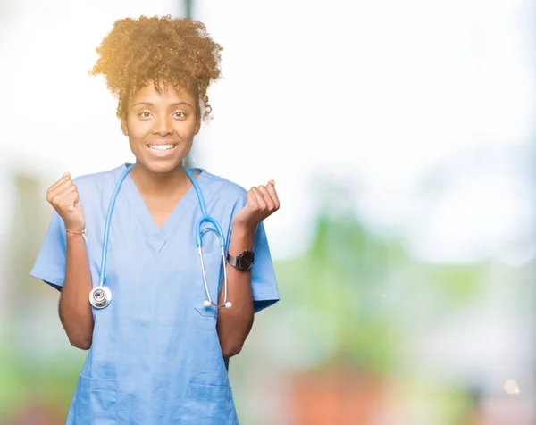 Jeune Femme Médecin Afro Américaine Sur Fond Isolé Célébrant Surpris — Photo