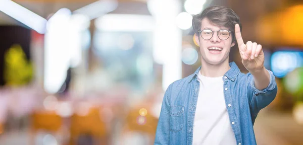 Fiatal Jóképű Férfi Szemüveg Viselése Alatt Elszigetelt Háttér Bemutatás Mutat — Stock Fotó