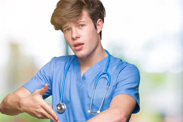 Unga Läkare Bär Medicinsk Uniform Över Isolerade Bakgrund Hast Pekar — Stockfoto