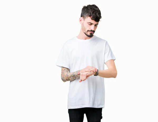 Jovem Homem Bonito Vestindo Camiseta Branca Sobre Fundo Isolado Verificando — Fotografia de Stock