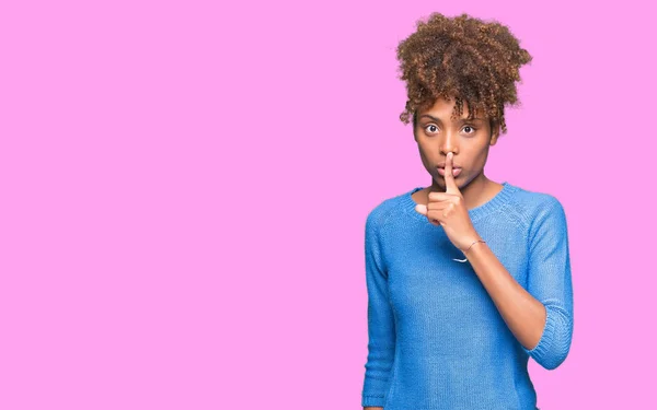 Beautiful Young African American Woman Isolated Background Asking Quiet Finger — Stock Photo, Image