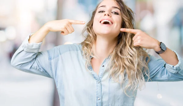 Linda Jovem Loira Sobre Fundo Isolado Sorrindo Confiante Mostrando Apontando — Fotografia de Stock