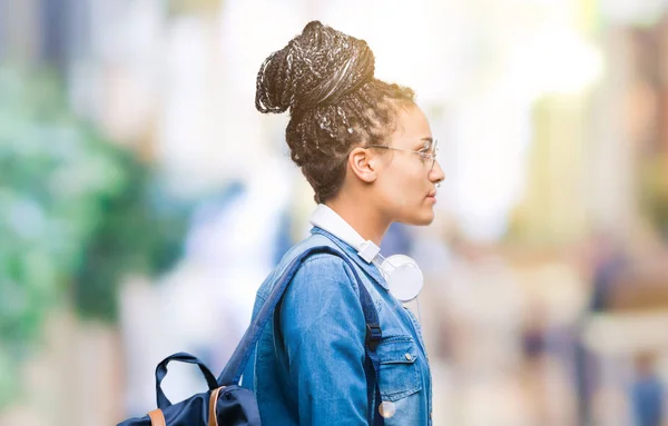 Genç Örgülü Saç Afro Amerikan Öğrenci Kız Tarafına Bakarak Izole — Stok fotoğraf