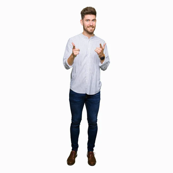 Mladý Pohledný Muž Ukazuje Prsty Kameru Šťastnou Zábavnou Tváří Dobrá — Stock fotografie