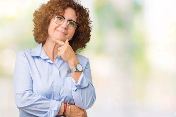 Schöne Seniorin Mittleren Alters Mit Brille Vor Isoliertem Hintergrund Die — Stockfoto