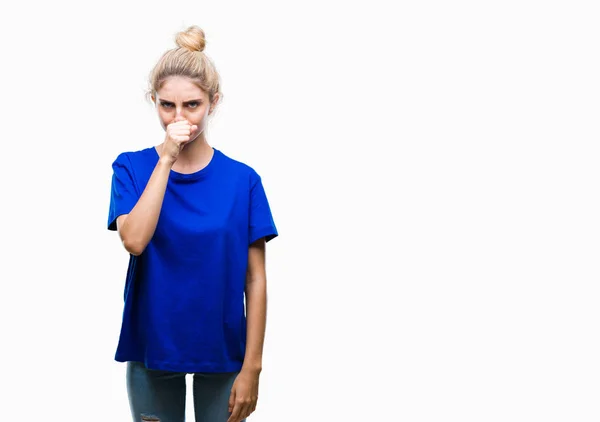 年轻美丽的金发碧眼的女人穿着蓝色的 T恤在孤立的背景感到不适和咳嗽作为症状的感冒或支气管炎 医疗理念 — 图库照片
