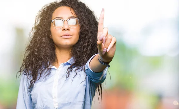 Joven Hermosa Chica Negocios Con Pelo Rizado Con Gafas Señalando — Foto de Stock