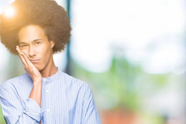 Молодий Афроамериканець Людиною Афро Волосся Мислення Дивлячись Втомився Нудно Депресією — стокове фото