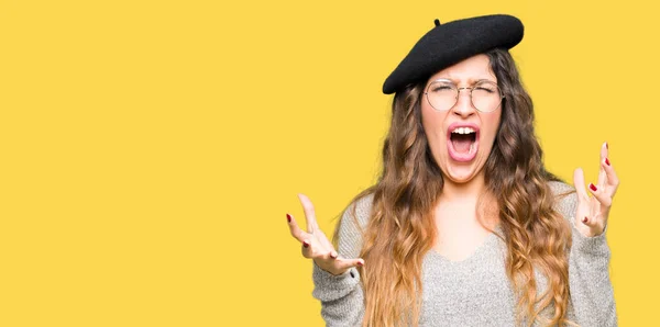 Mooie Jonge Vrouw Die Het Dragen Van Bril Mode Baret — Stockfoto