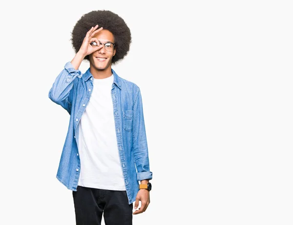 Jovem Americano Africano Com Cabelo Afro Usando Óculos Fazendo Gesto — Fotografia de Stock