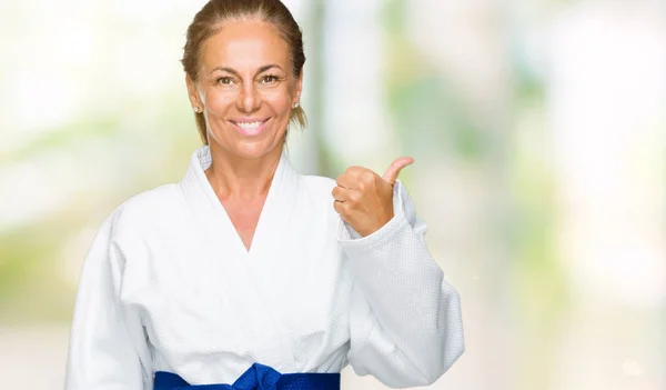 Üzerinde Karate Kimono Üniforma Giyen Orta Yaş Yetişkin Kadın Hareketi — Stok fotoğraf