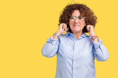 Yüksek sesle müzik gürültü rahatsız ifade parmaklarıyla kulaklarıyla kapsayan izole arka plan üzerinde gözlük giyen güzel orta ager üst düzey businees kadın. Sağır kavramı.
