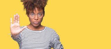 Güzel genç Afro-Amerikan kadın gözlük stop yapıyor izole arka plan üzerinde elin avuç ile şarkı. Negatif ve ciddi bir jest yüz ifadesiyle uyarı.