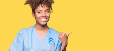 Genç Afro-Amerikan doktor kadın arıyorum ve başparmak yanında yukarıyı mutlu yüz ile gülümseyen izole arka plan.