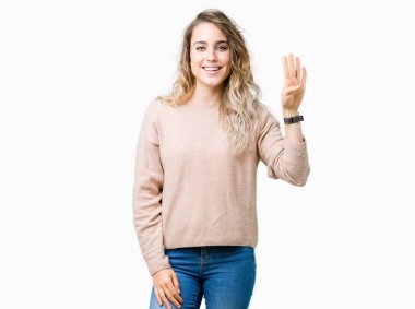 Gösterilen arka plan üzerinde sweatershirt giyen genç güzel sarışın kadın izole ve parmakları ile işaret kendinden emin ve mutlu gülümseyerek süre dört numara.