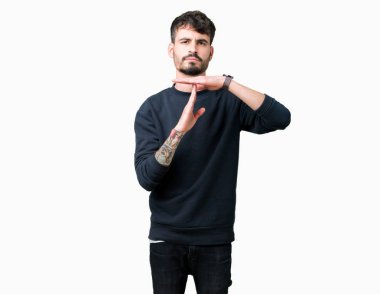 Yakışıklı delikanlı izole arka plan yapıyor zaman aşımı jest elle, sinirli ve ciddi bir yüz üzerinden